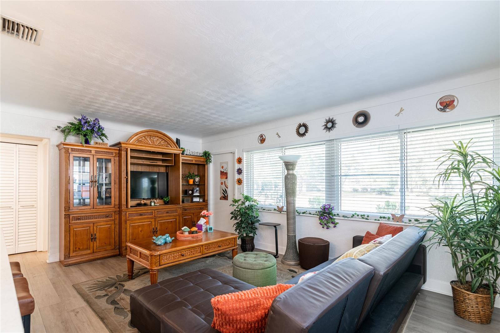 TB8447083 Property Photo