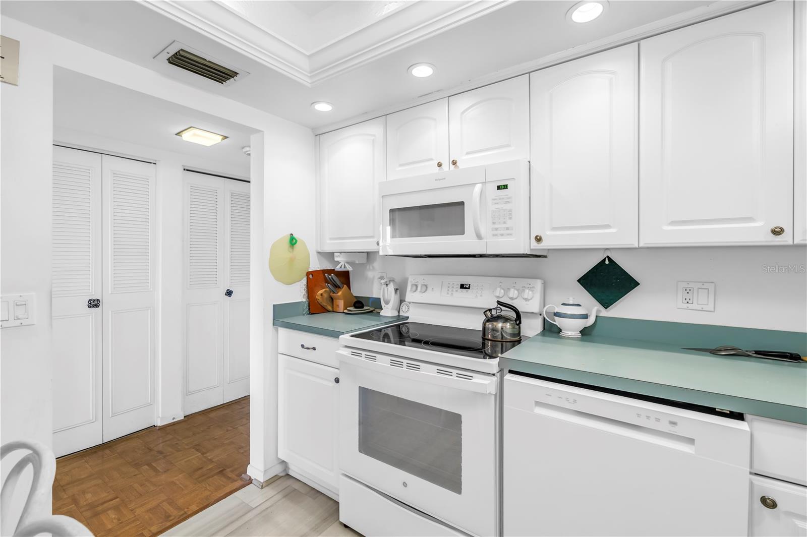 5220 BRITTANY DR S #904, ST PETERSBURG, FL, 33715