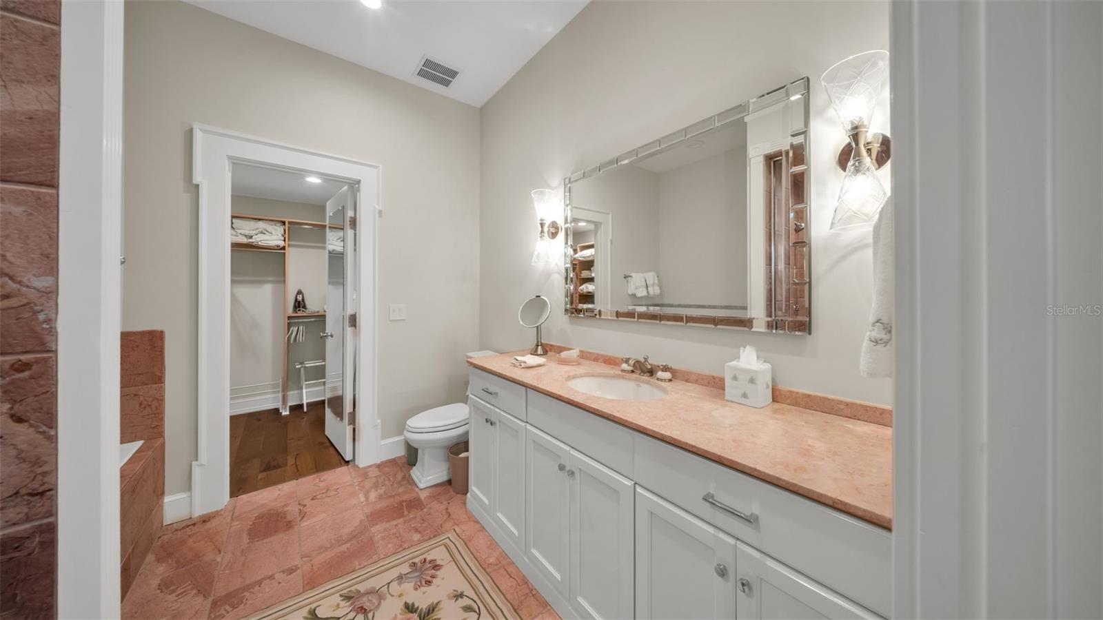 P4936999 Property Photo