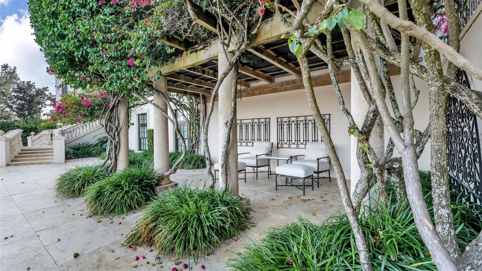 P4936999 Property Photo