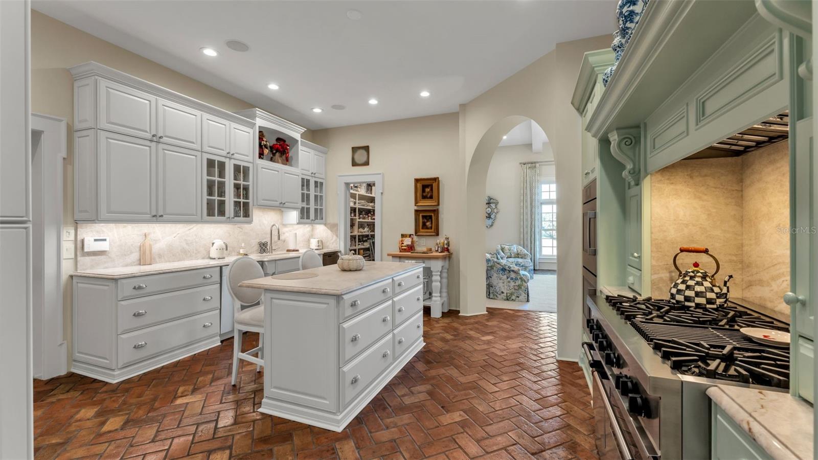 P4936999 Property Photo