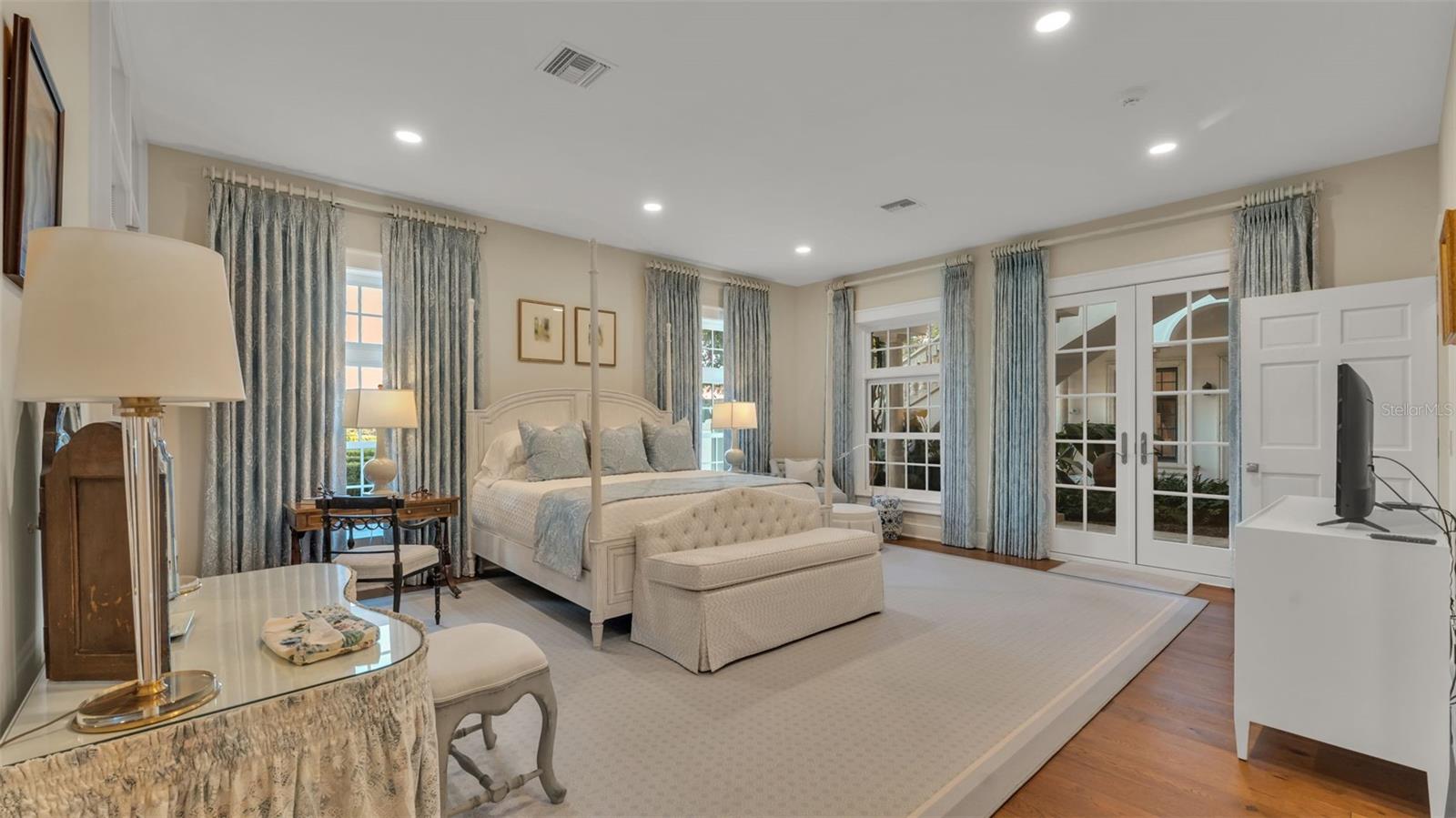 P4936999 Property Photo