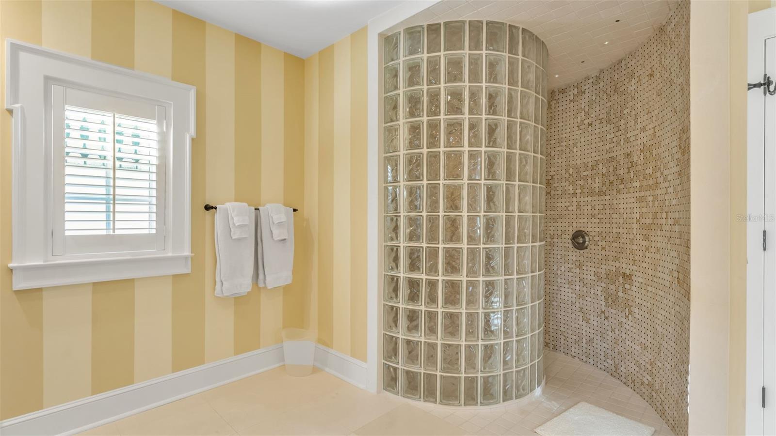 P4936999 Property Photo