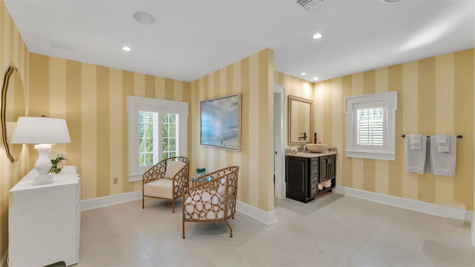 P4936999 Property Photo