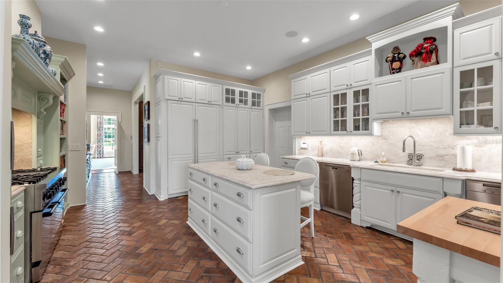 P4936999 Property Photo