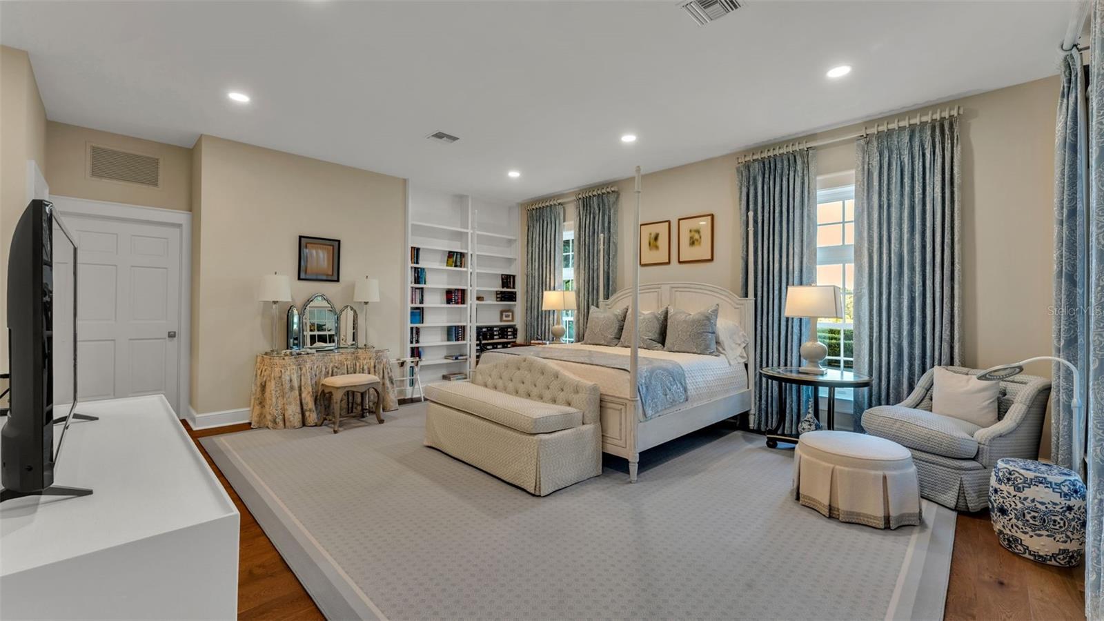 P4936999 Property Photo