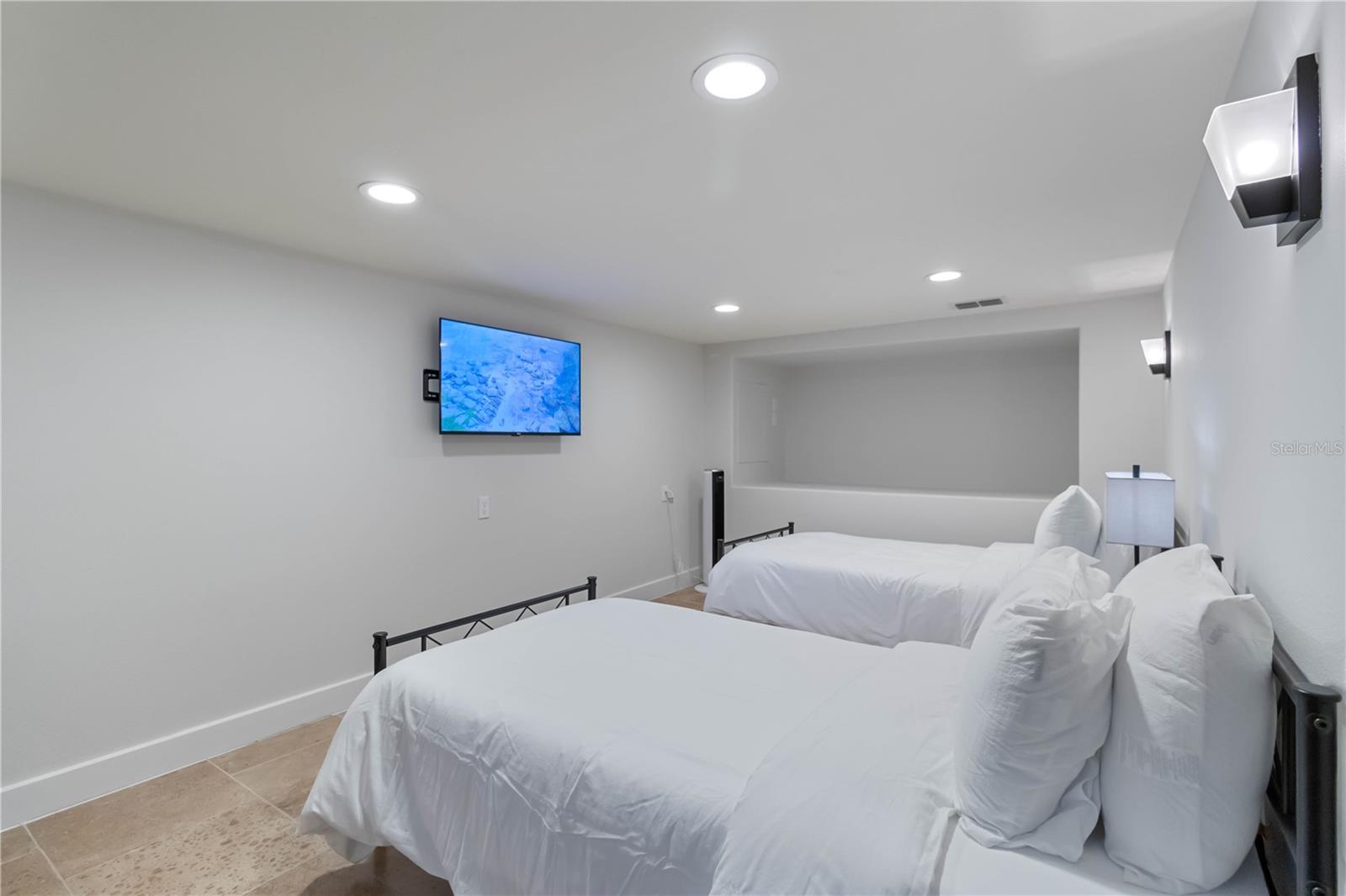 1521 SIESTA DR, SARASOTA, FL, 34239