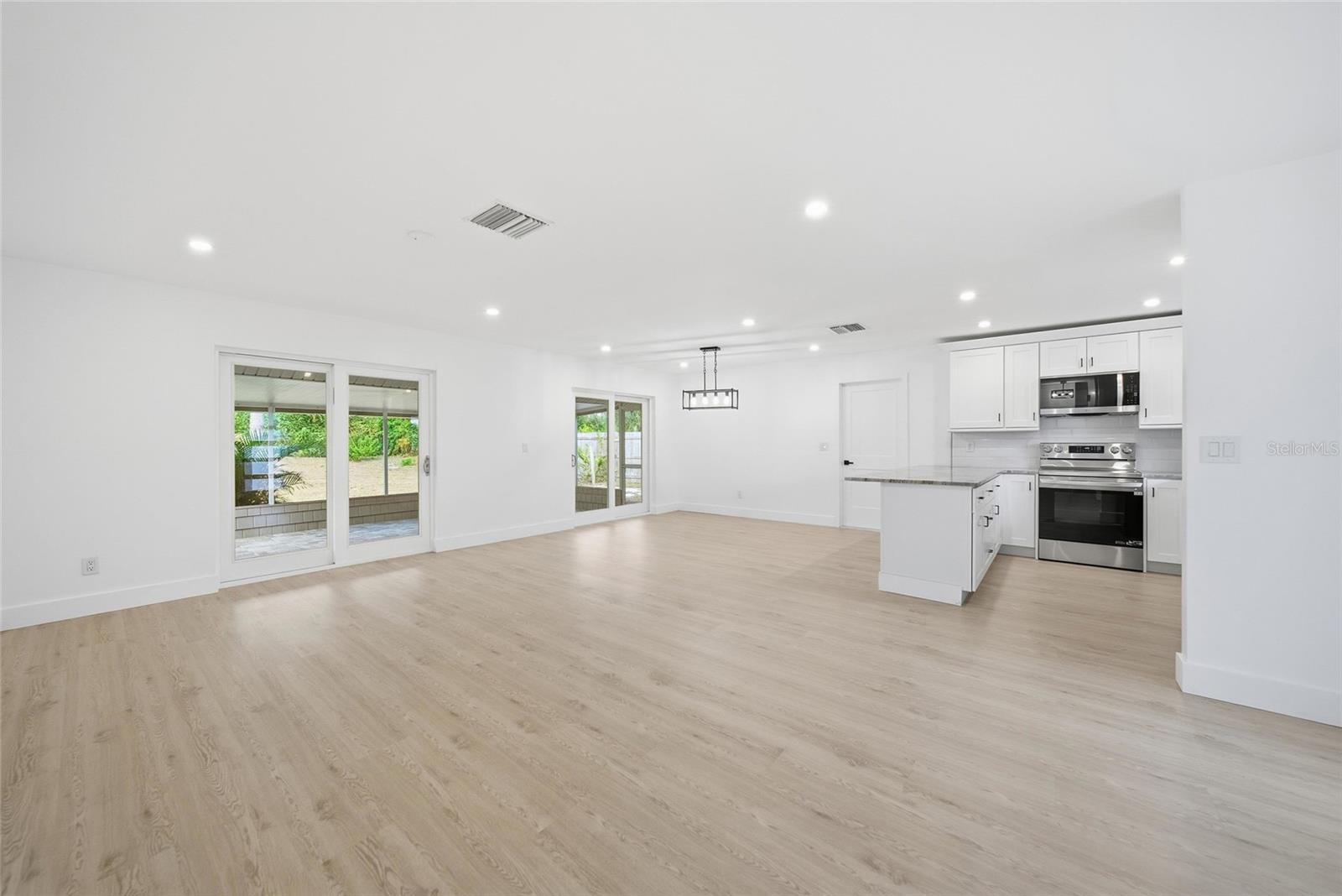 8433 101ST AVE, SEMINOLE, FL, 33777