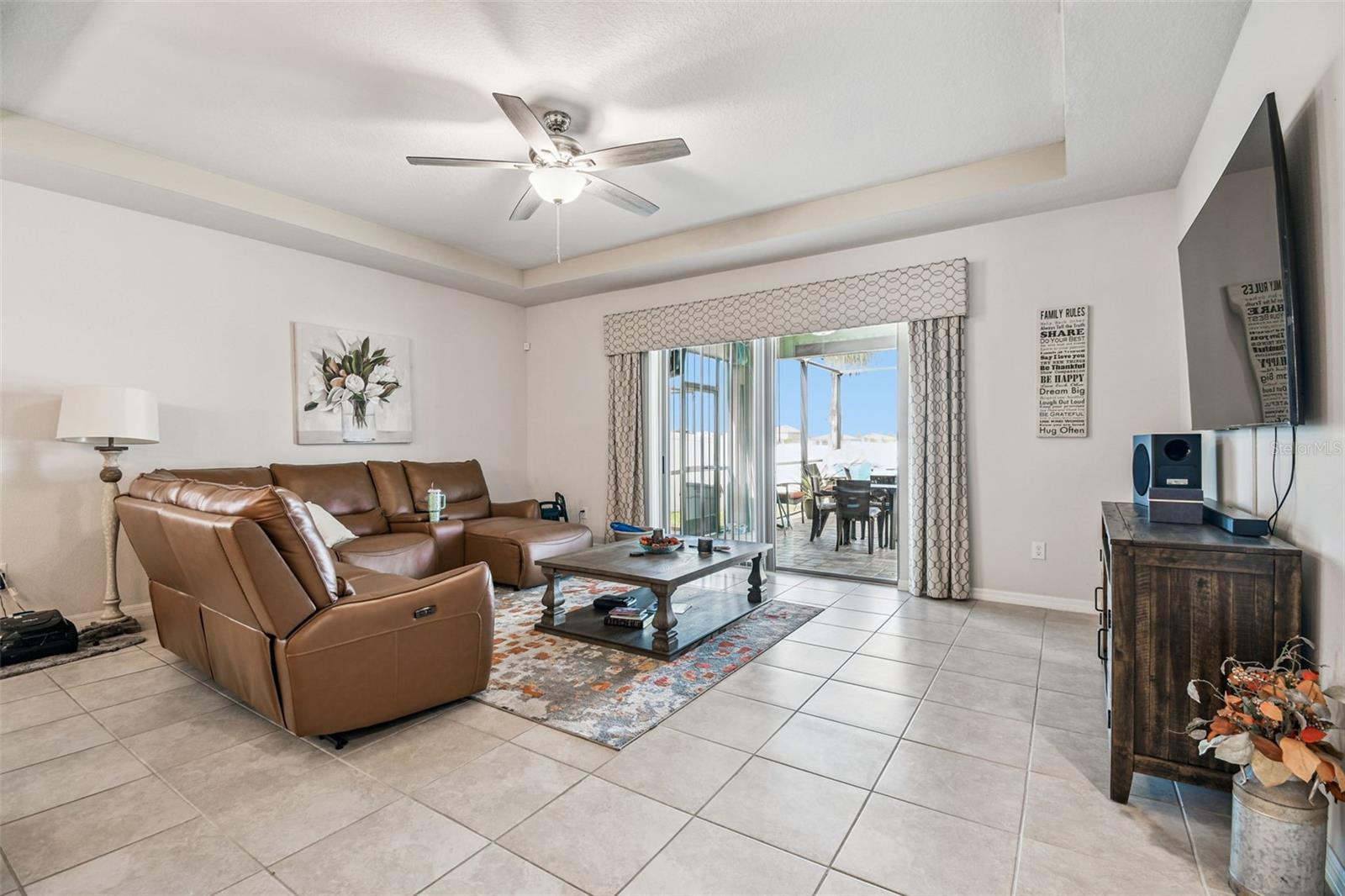 Living room outlooking the pool