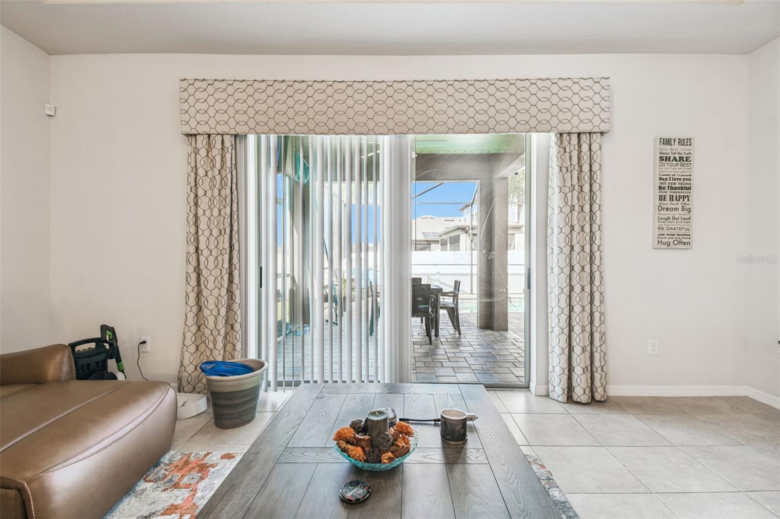 Sliding oor from the living room to the pool