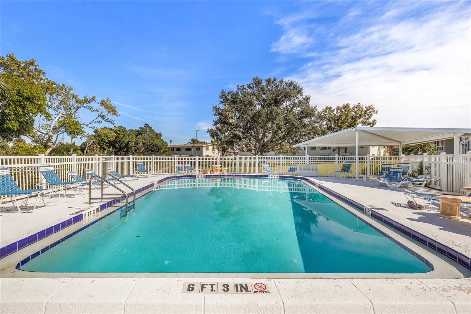 Community feature: pool & clubhouse access!