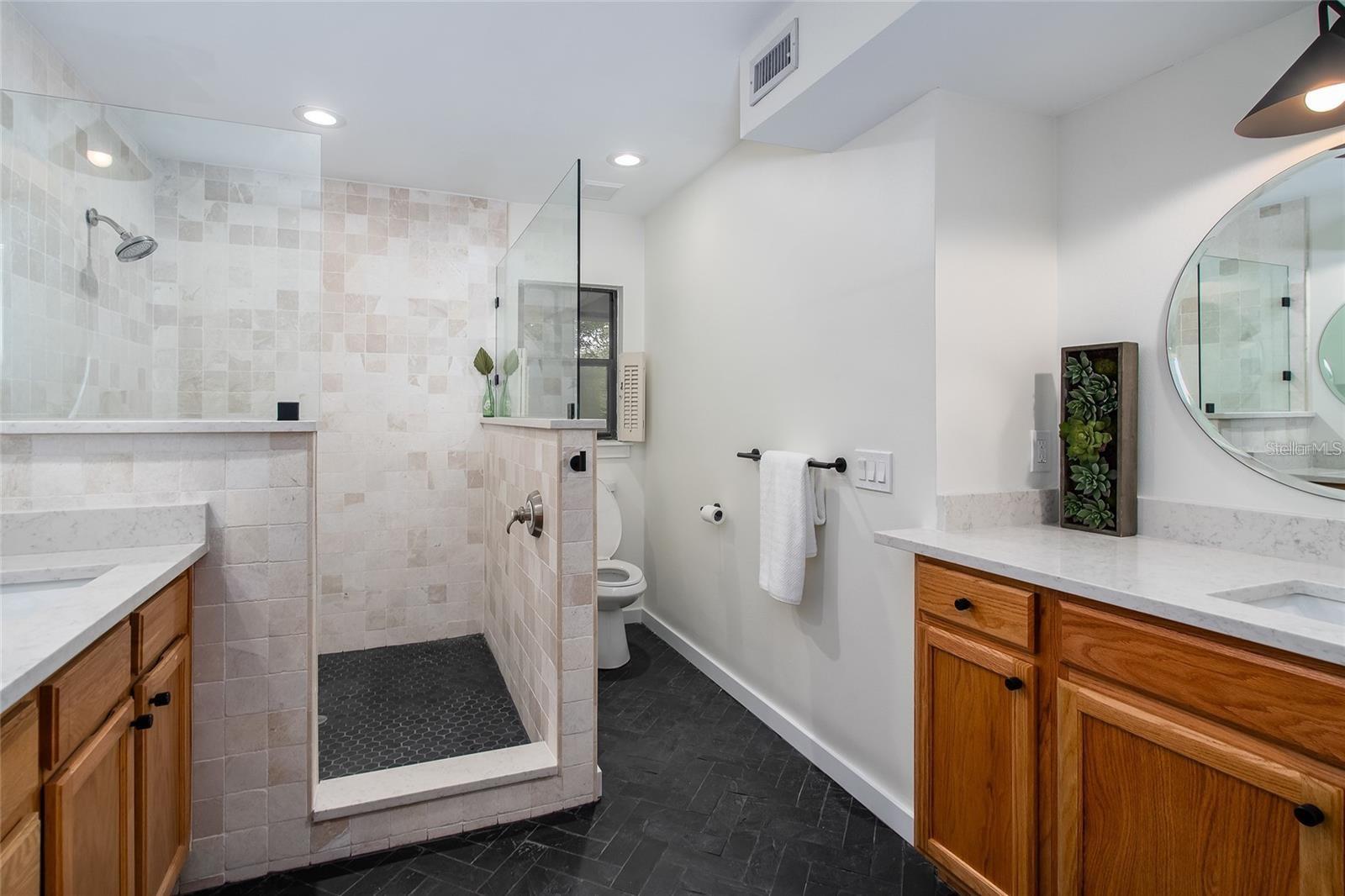 8303 N RIVER OAKS CT, TAMPA, FL, 33617