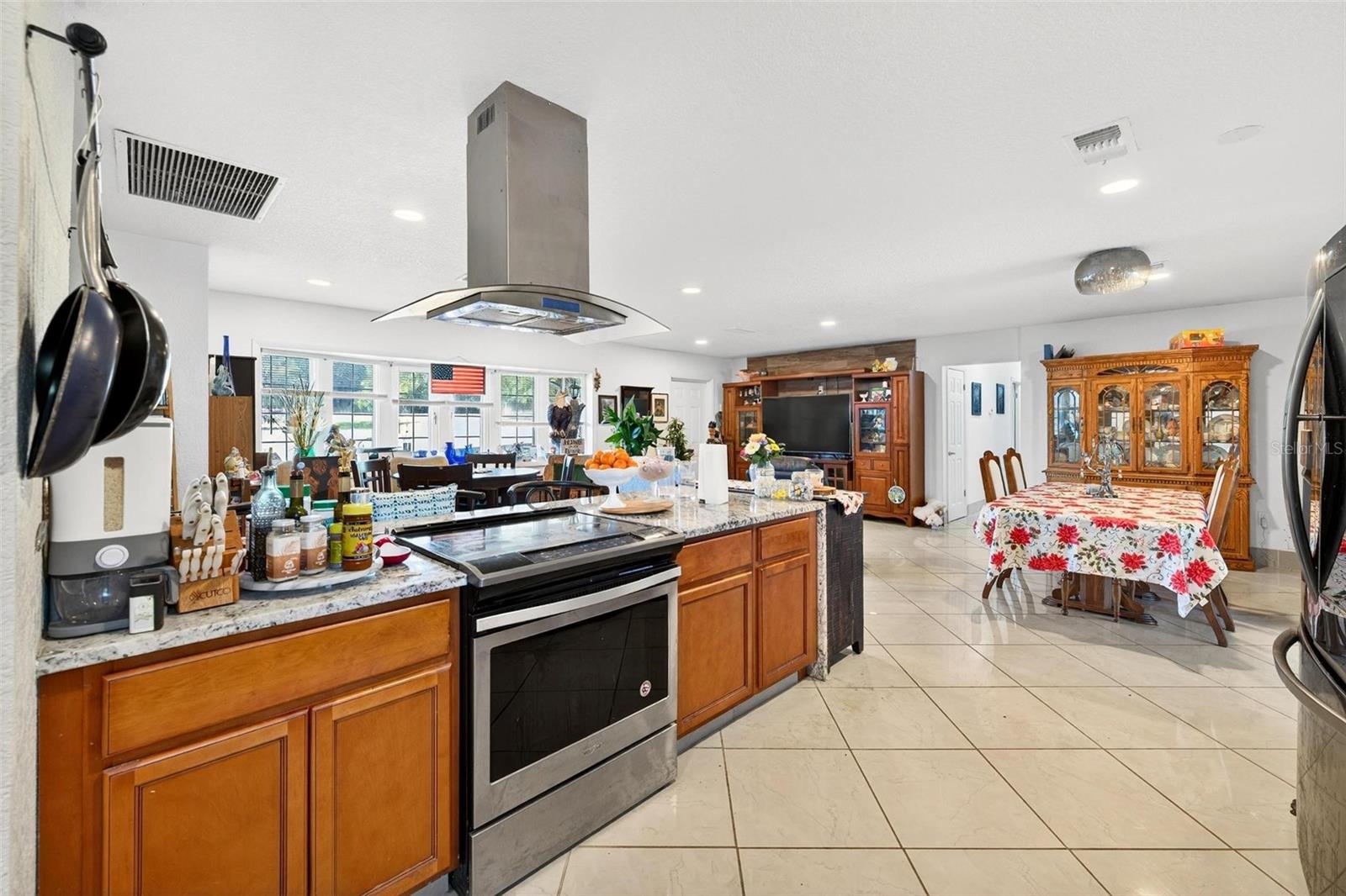 37104 COUNTY ROAD 452, GRAND ISLAND, FL, 32735