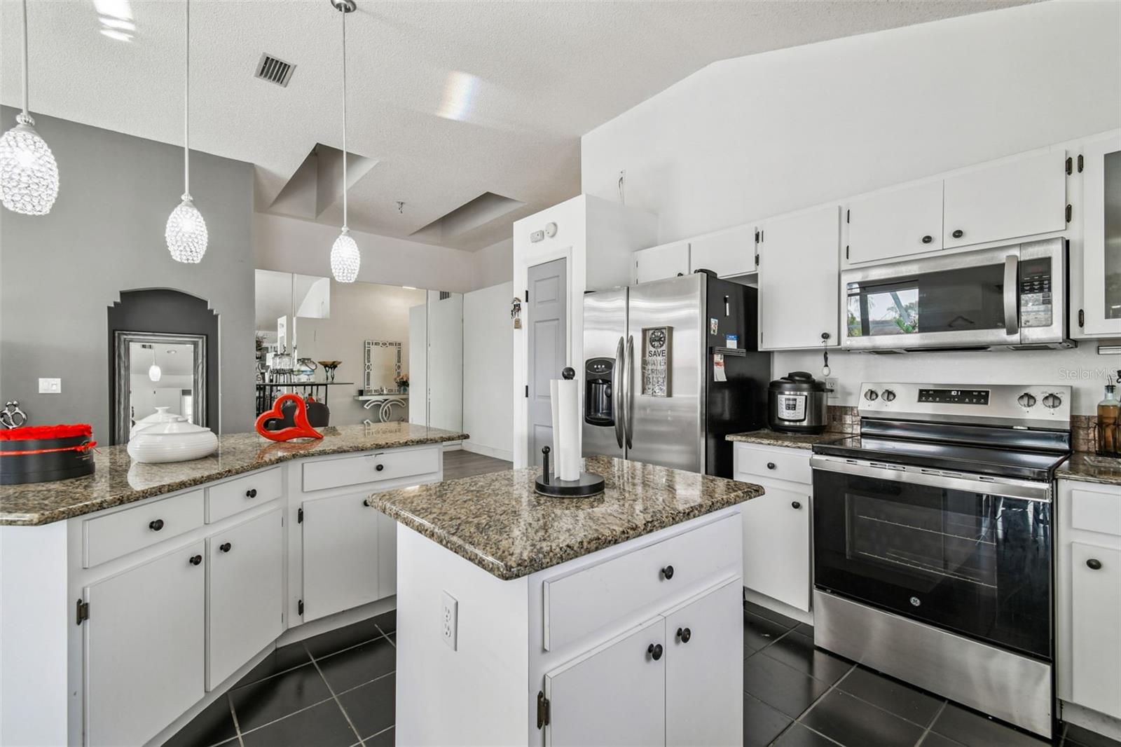 6906 MIRROR LAKE AVE, TAMPA, FL, 33634