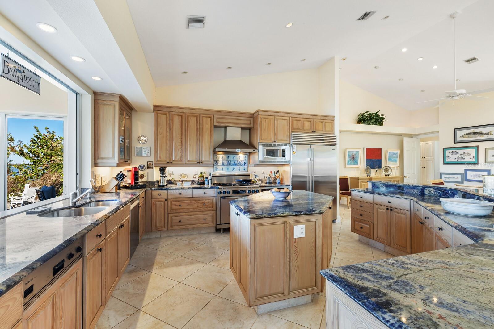 D6144778 Property Photo