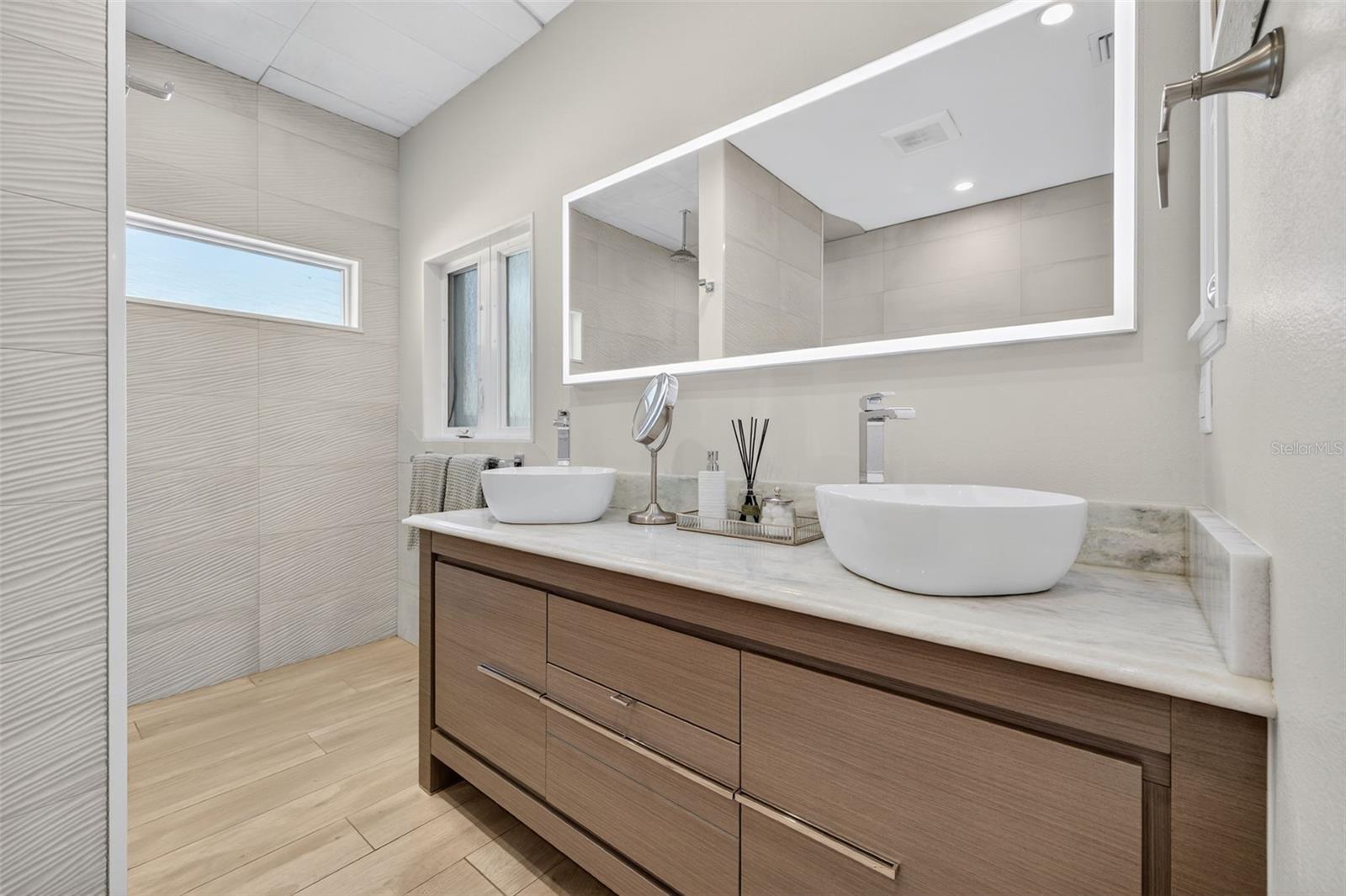 615 15TH AVE NE, ST PETERSBURG, FL, 33704