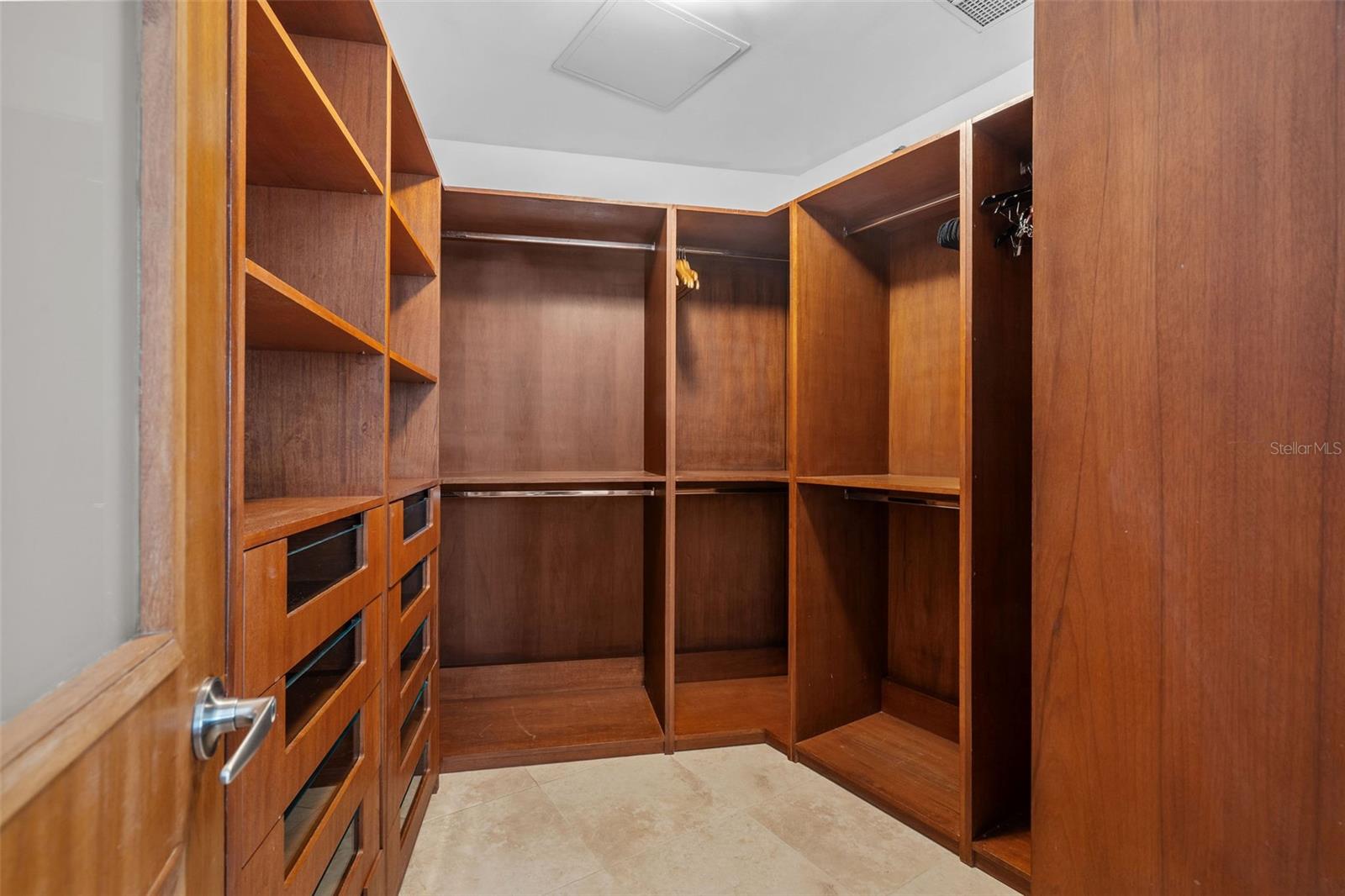 PR9117385 Property Photo