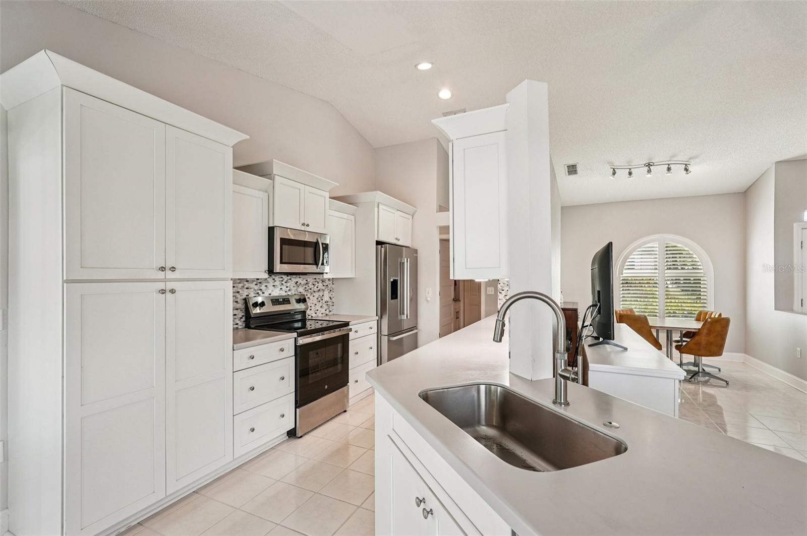 3821 GARDEN LAKES ESTATES DR, BRADENTON, FL, 34203