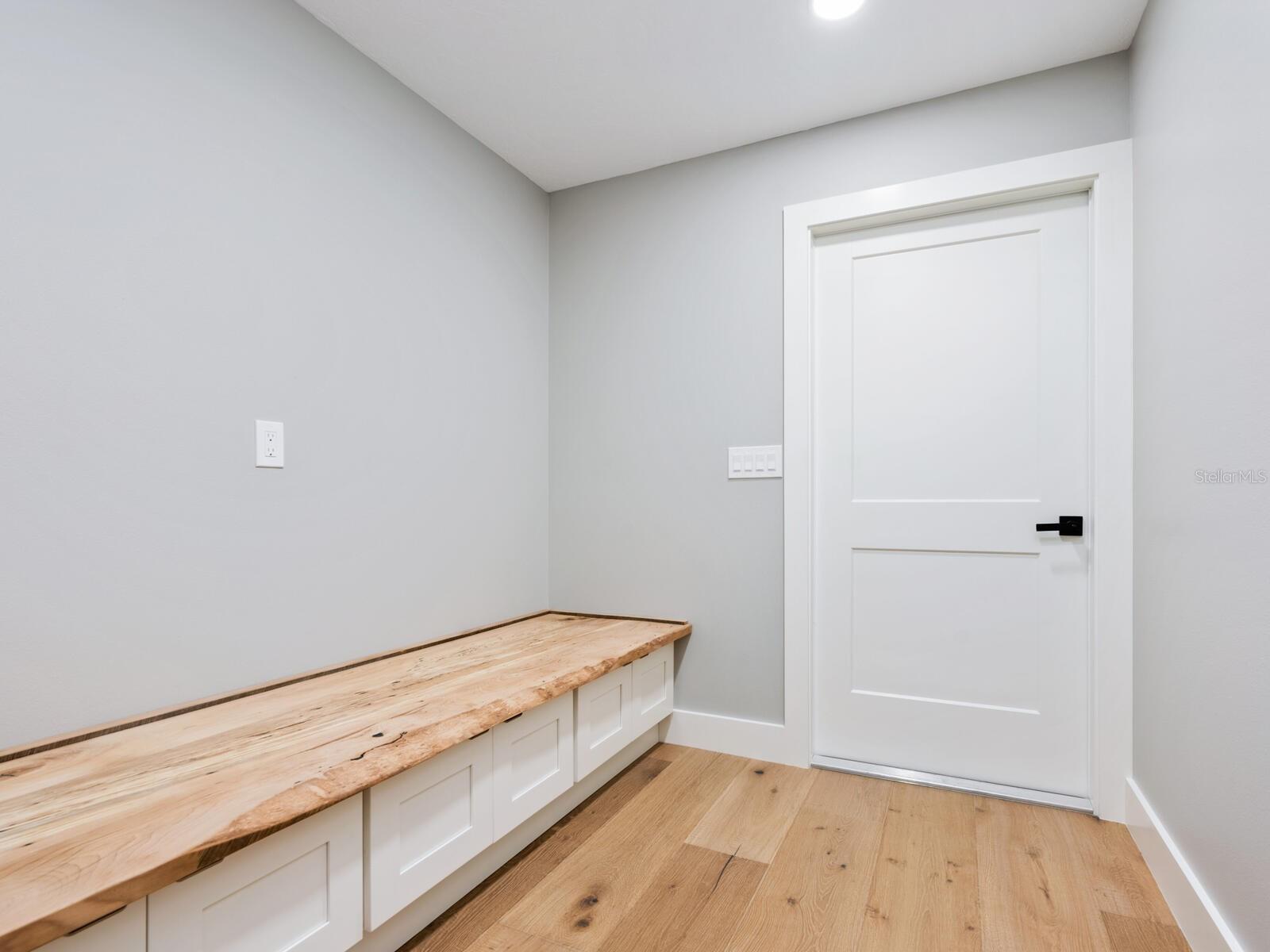 180 LOOKOUT POINT DR, OSPREY, FL, 34229