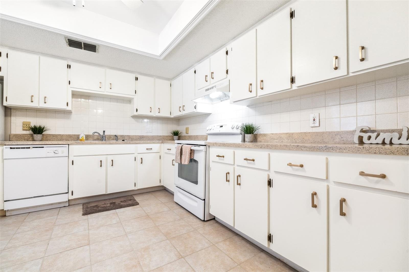 820 PATRICIA AVE #206, DUNEDIN, FL, 34698