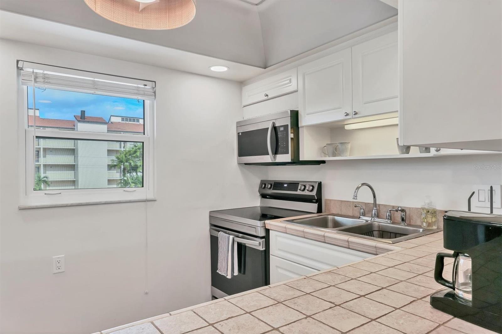 1250 N PORTOFINO DR #303, SARASOTA, FL, 34242