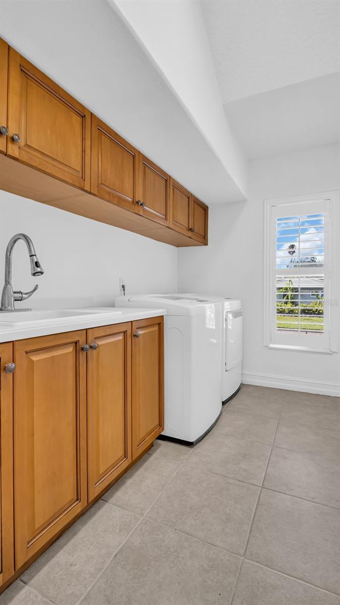 1089 CORDOVA BLVD NE, ST PETERSBURG, FL, 33704