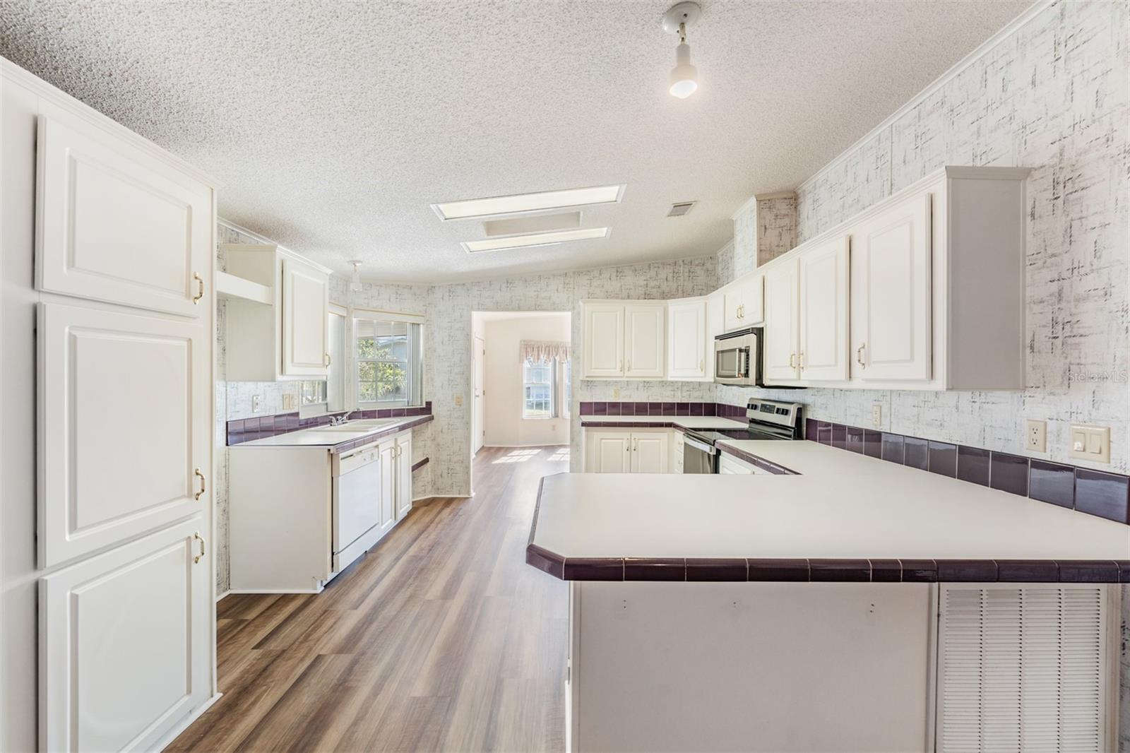 37422 NEUKOM AVE, ZEPHYRHILLS, FL, 33541