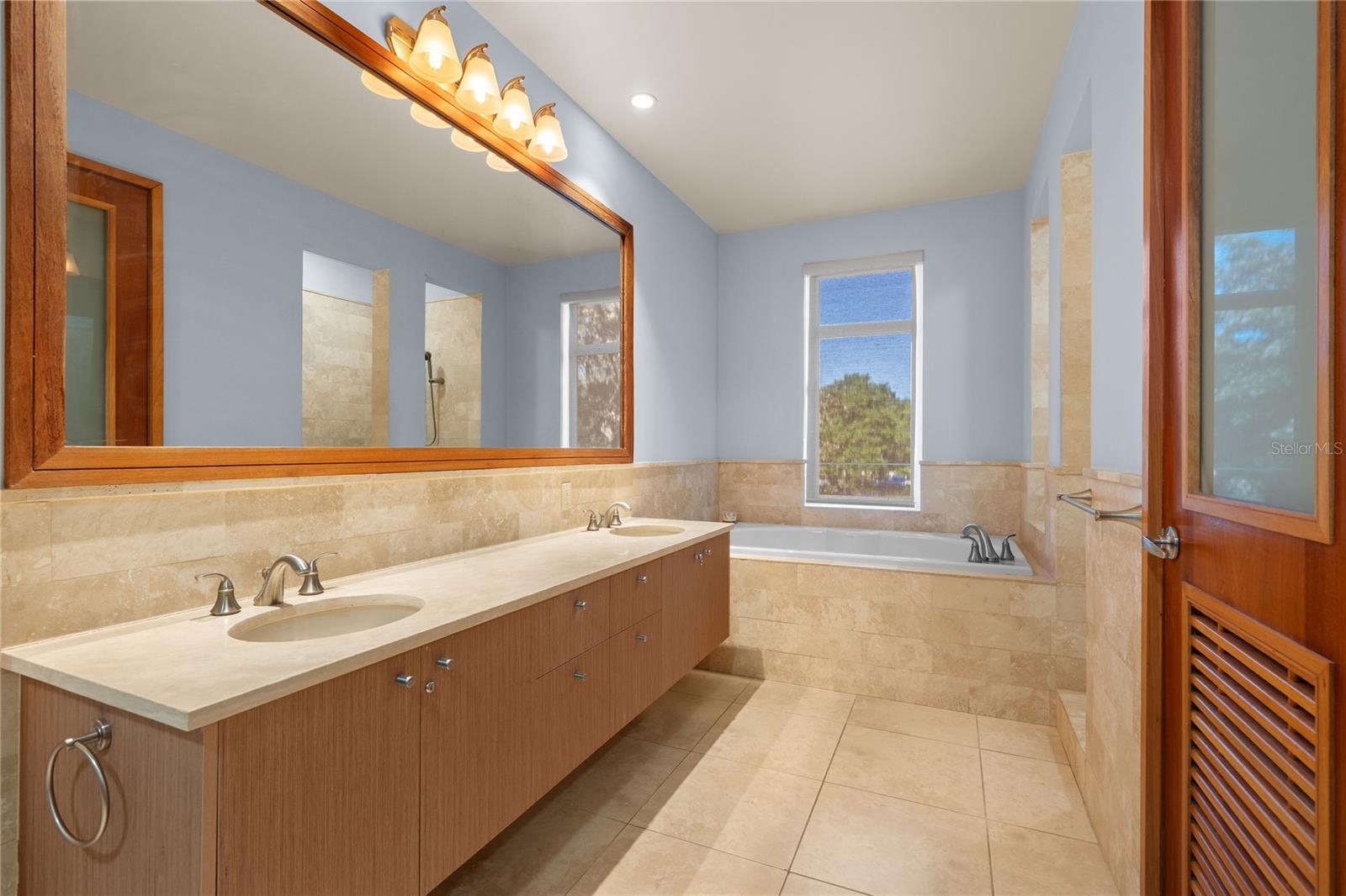 PR9117423 Property Photo