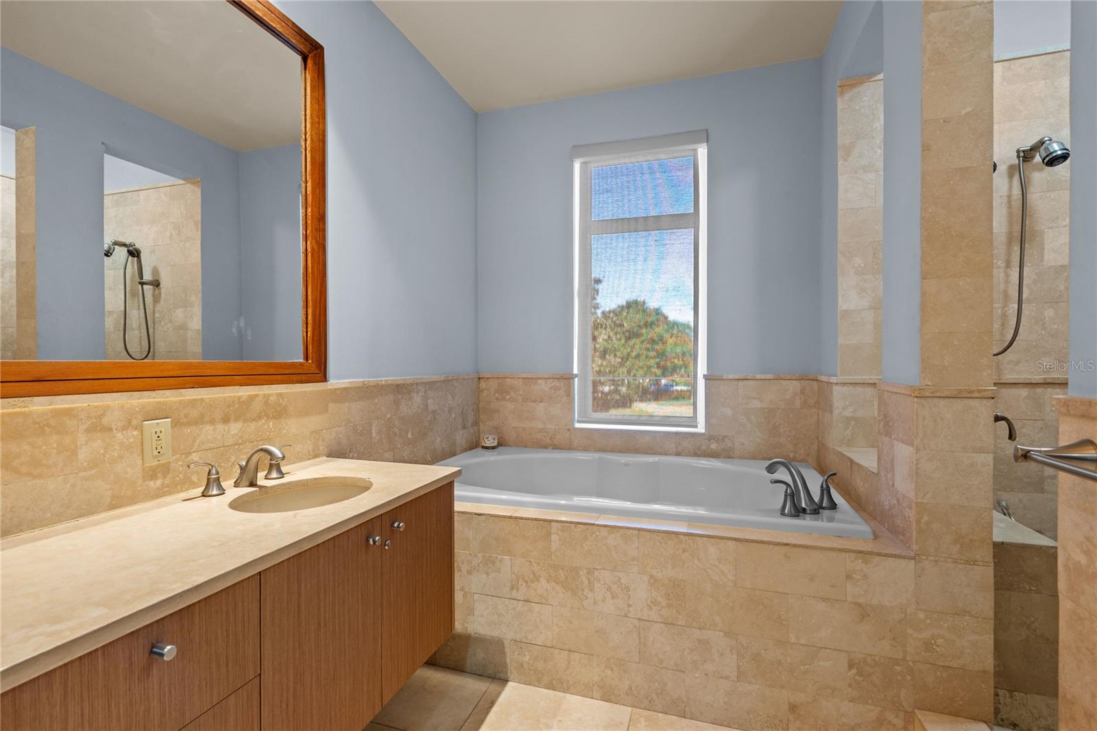 PR9117423 Property Photo