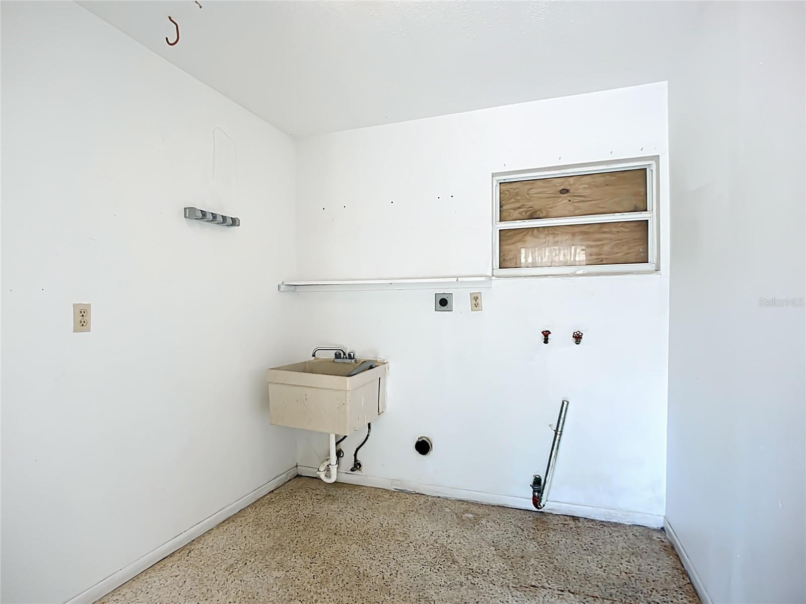 6010 NUTMEG AVE, SARASOTA, FL, 34231