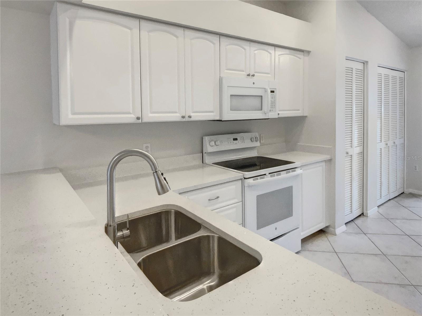 6904 DREWRYS BLF #810, BRADENTON, FL, 34203