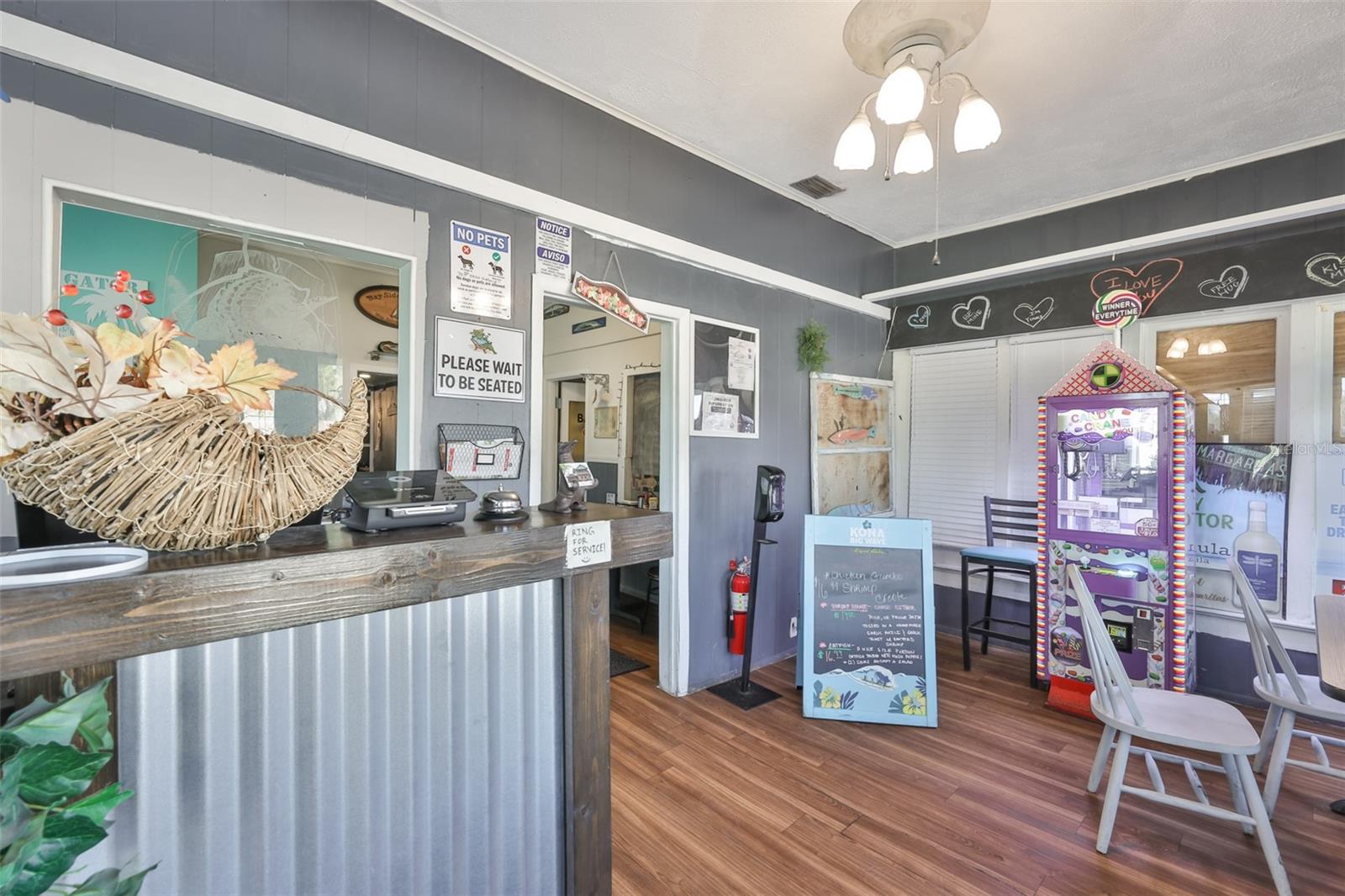 102 W SHELL POINT RD, RUSKIN, FL, 33570