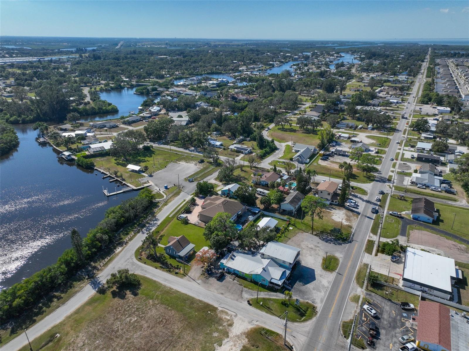 102 W SHELL POINT RD, RUSKIN, FL, 33570