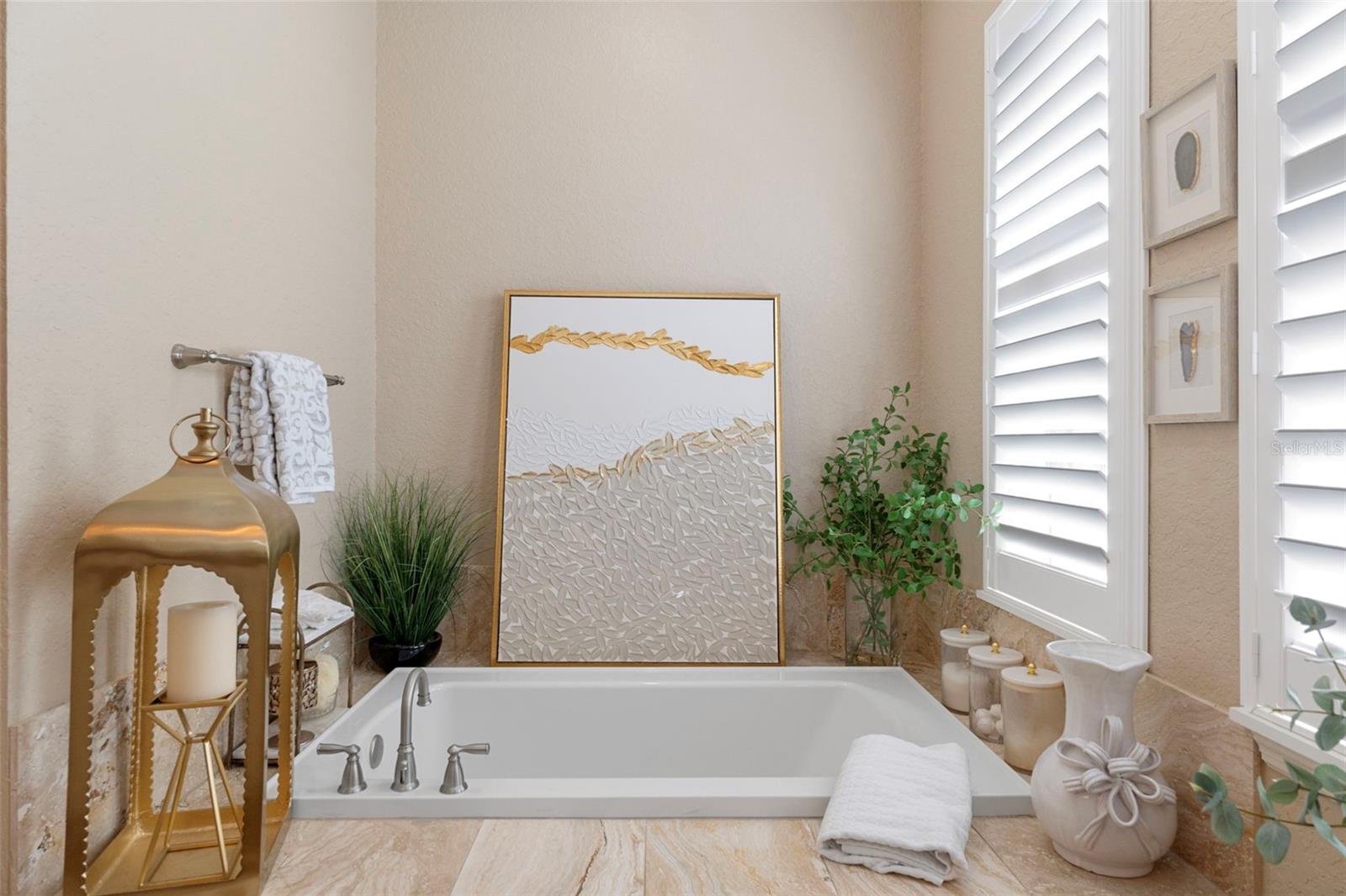 Soaking tub with natural light