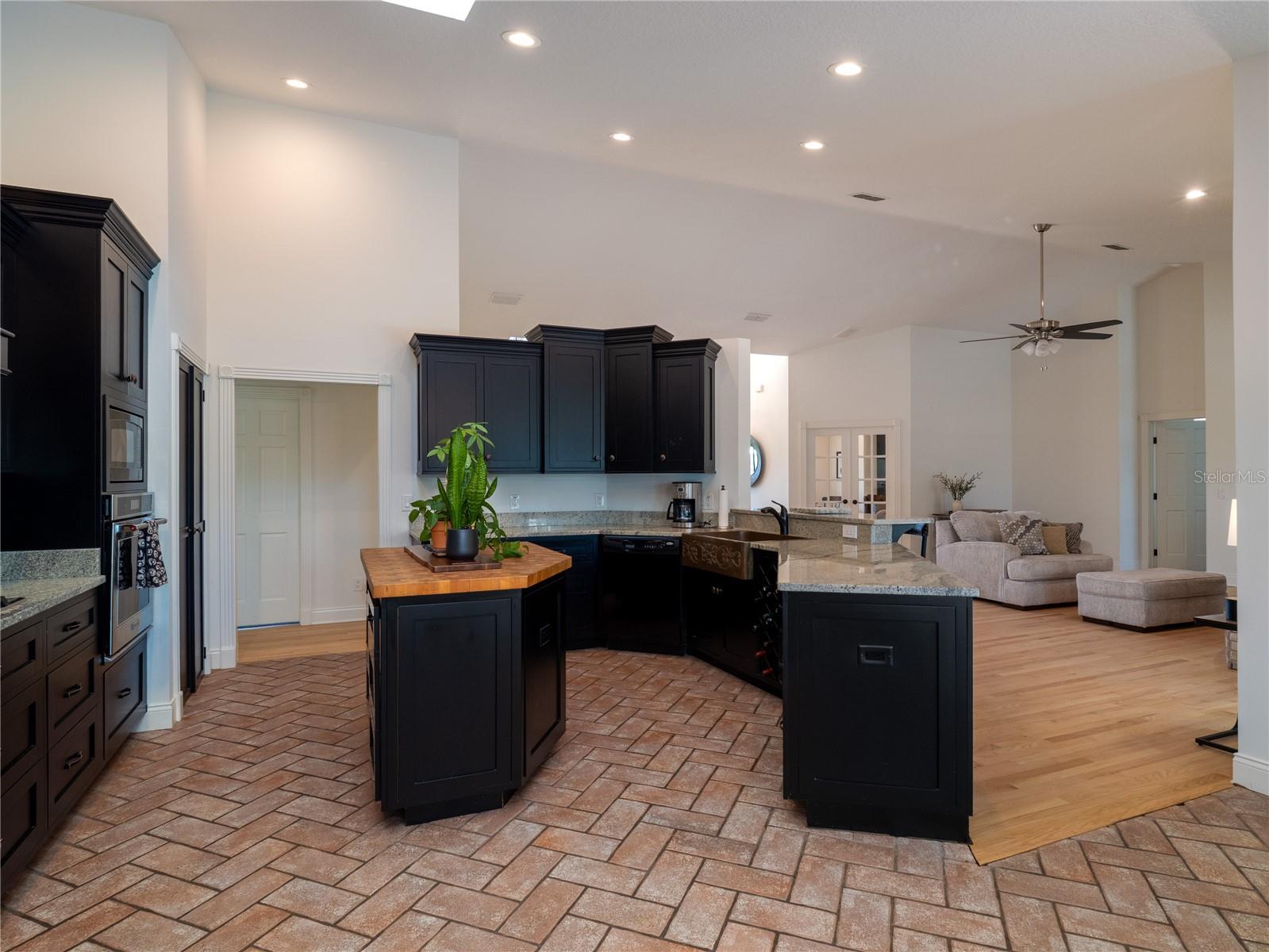 OM713766 Property Photo