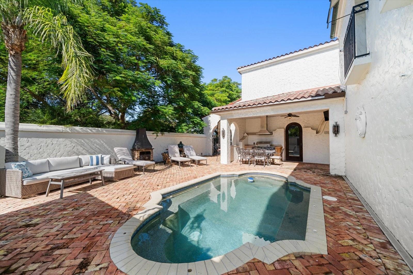 TB8449464 Property Photo