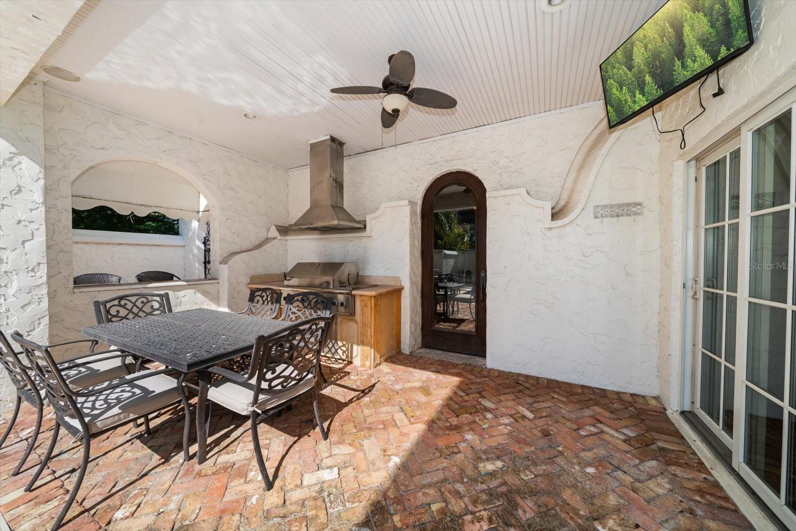 TB8449464 Property Photo