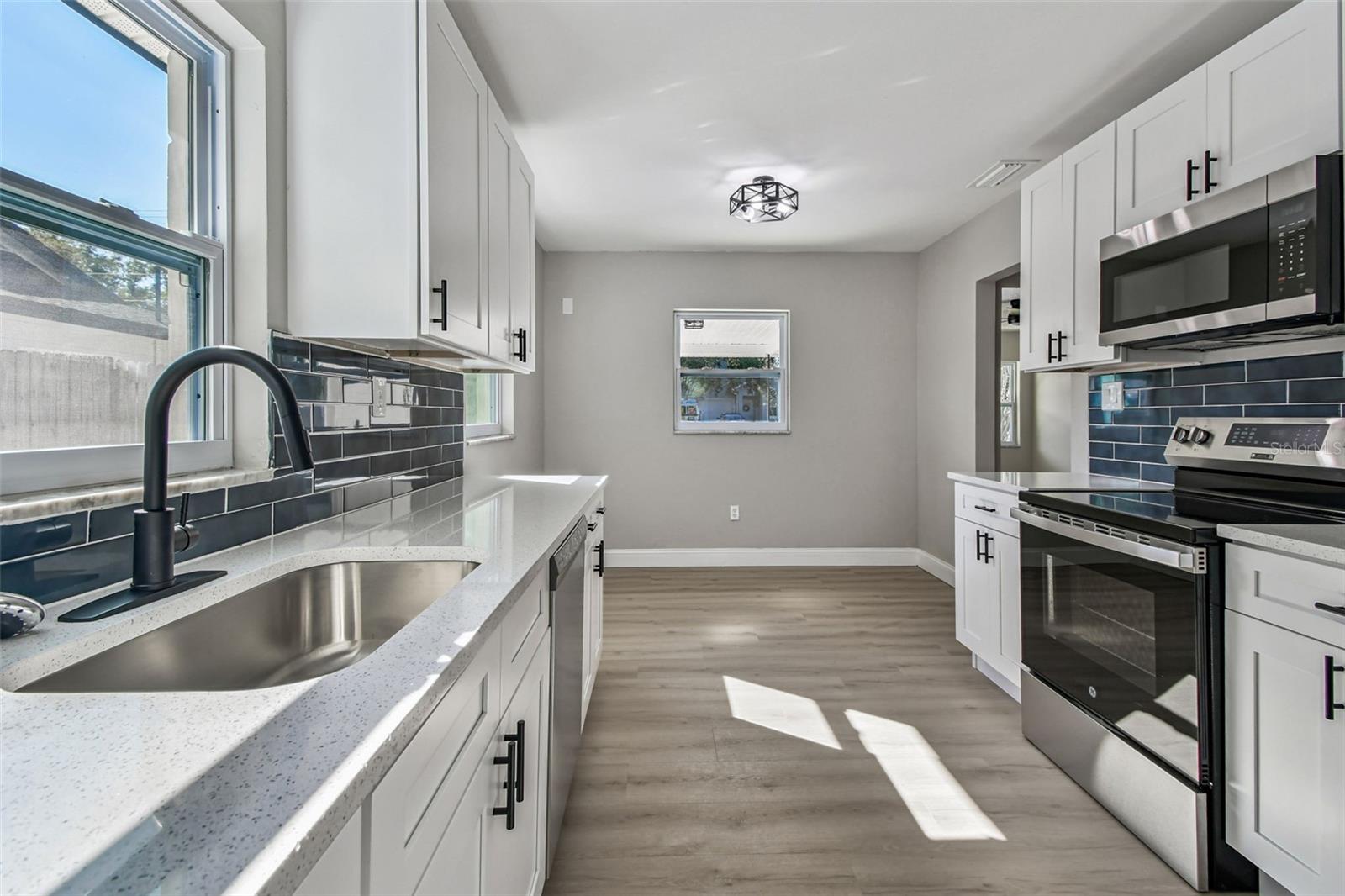 8325 N ORANGEVIEW AVE, TAMPA, FL, 33617