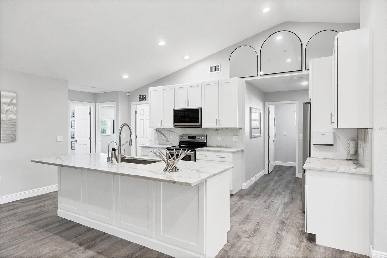 618 EASTPOINTE CT, SARASOTA, FL, 34232