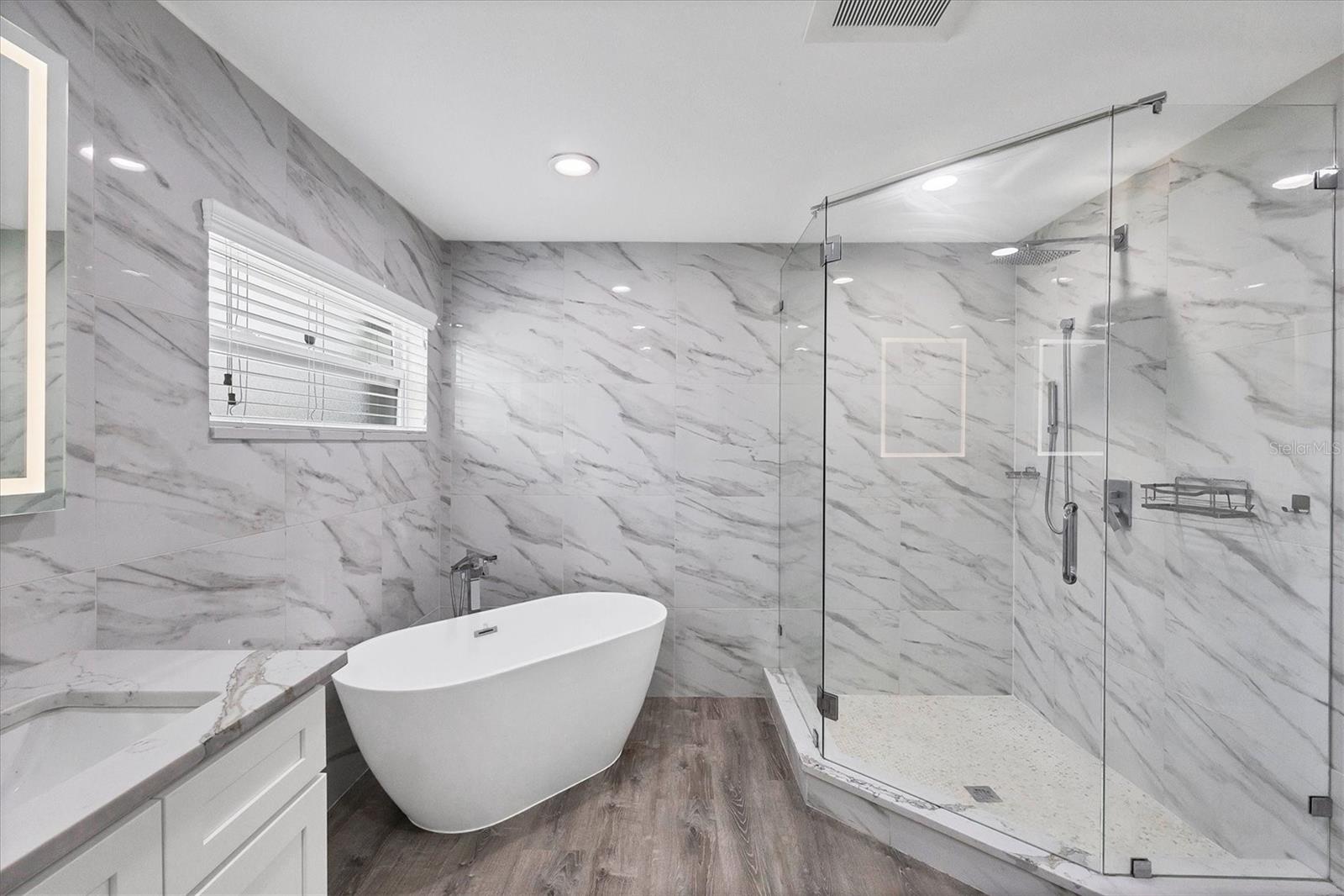 618 EASTPOINTE CT, SARASOTA, FL, 34232