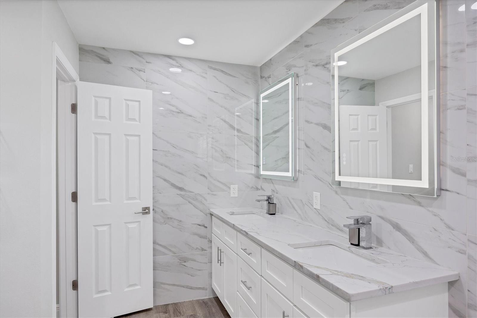 618 EASTPOINTE CT, SARASOTA, FL, 34232