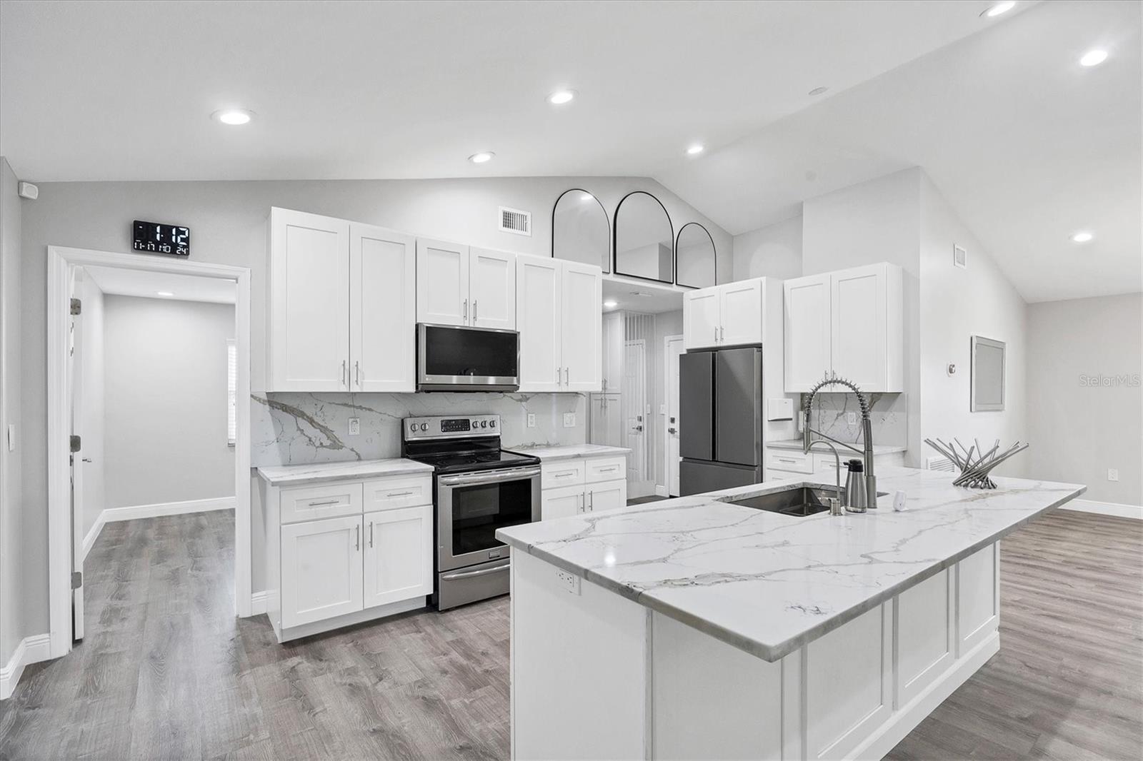 618 EASTPOINTE CT, SARASOTA, FL, 34232