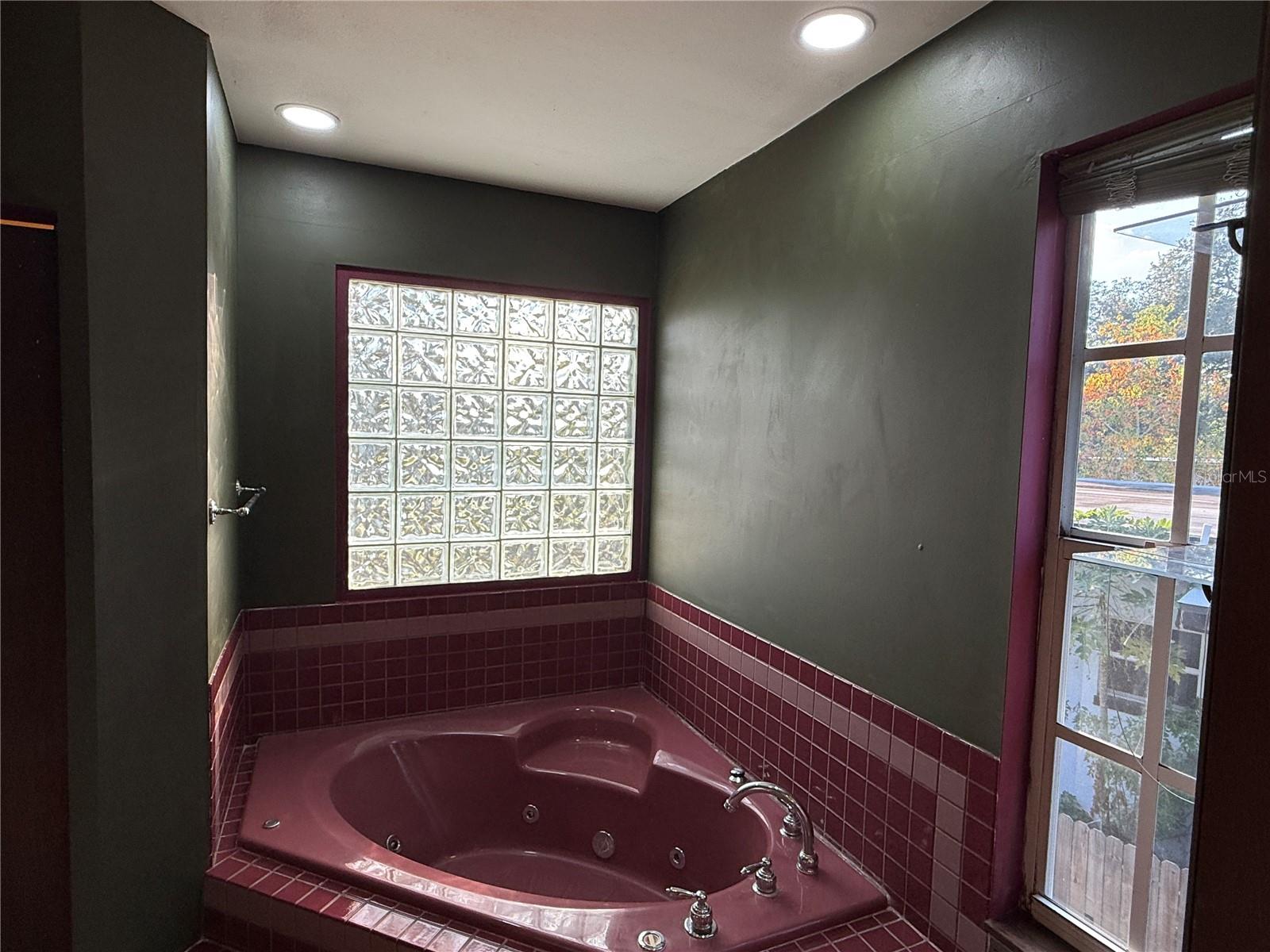 12510 FOREST HILLS DR, TAMPA, FL, 33612