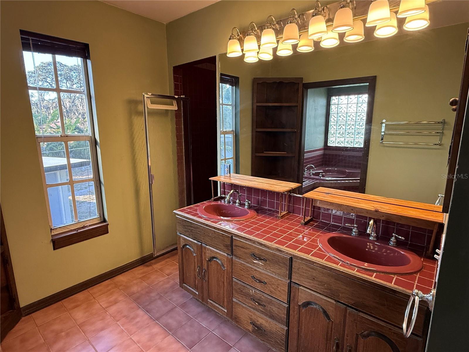 12510 FOREST HILLS DR, TAMPA, FL, 33612