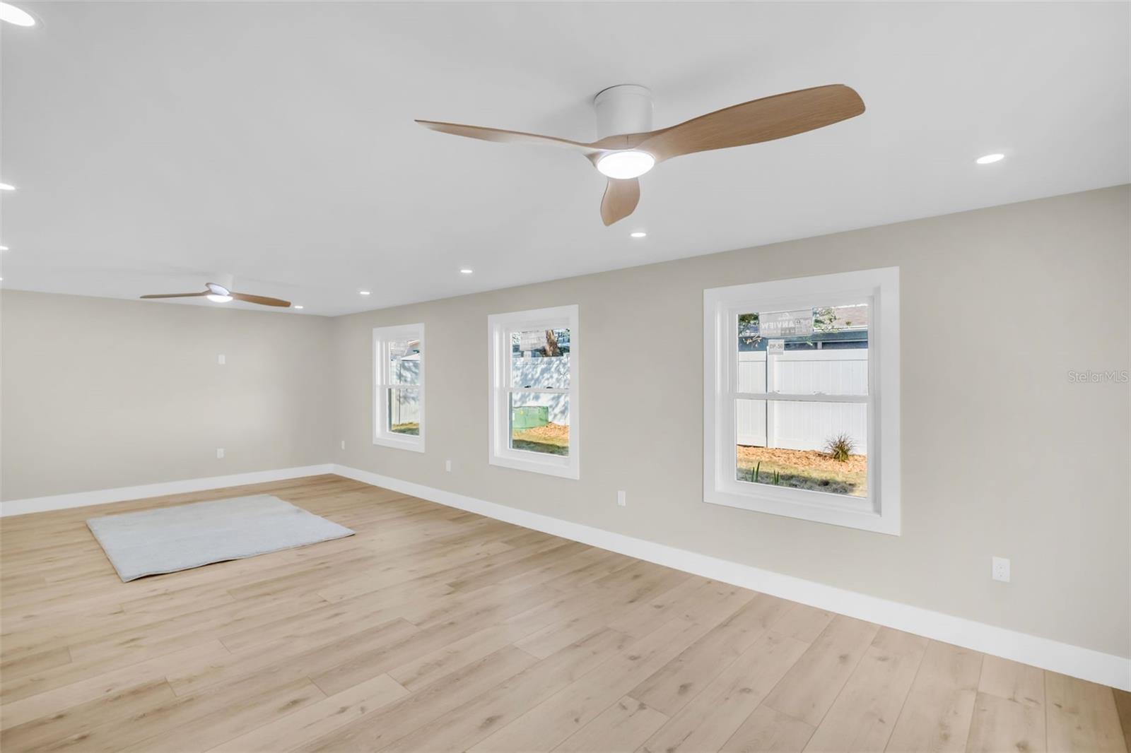 SPACIOUS LIVING ROOM OVERLOOKING THE BACKYARD