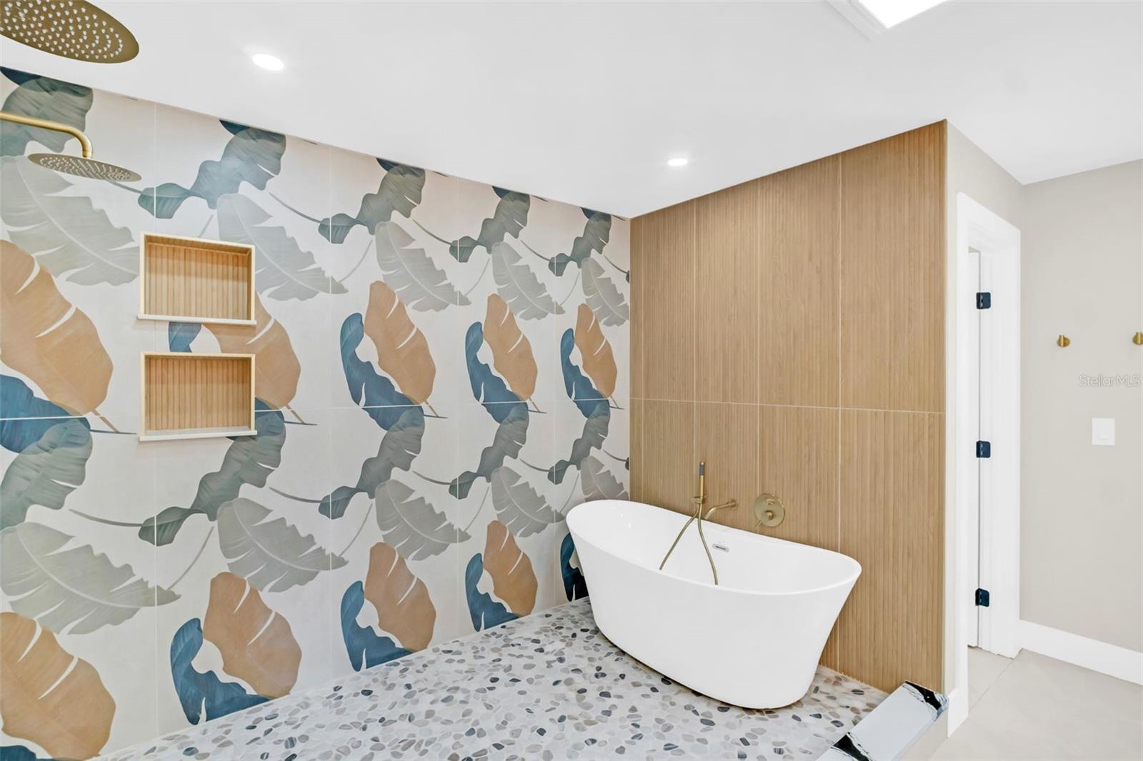 PRIMARY EN SUITE WITH CUSTOM BATH AND WALK IN CLOSET