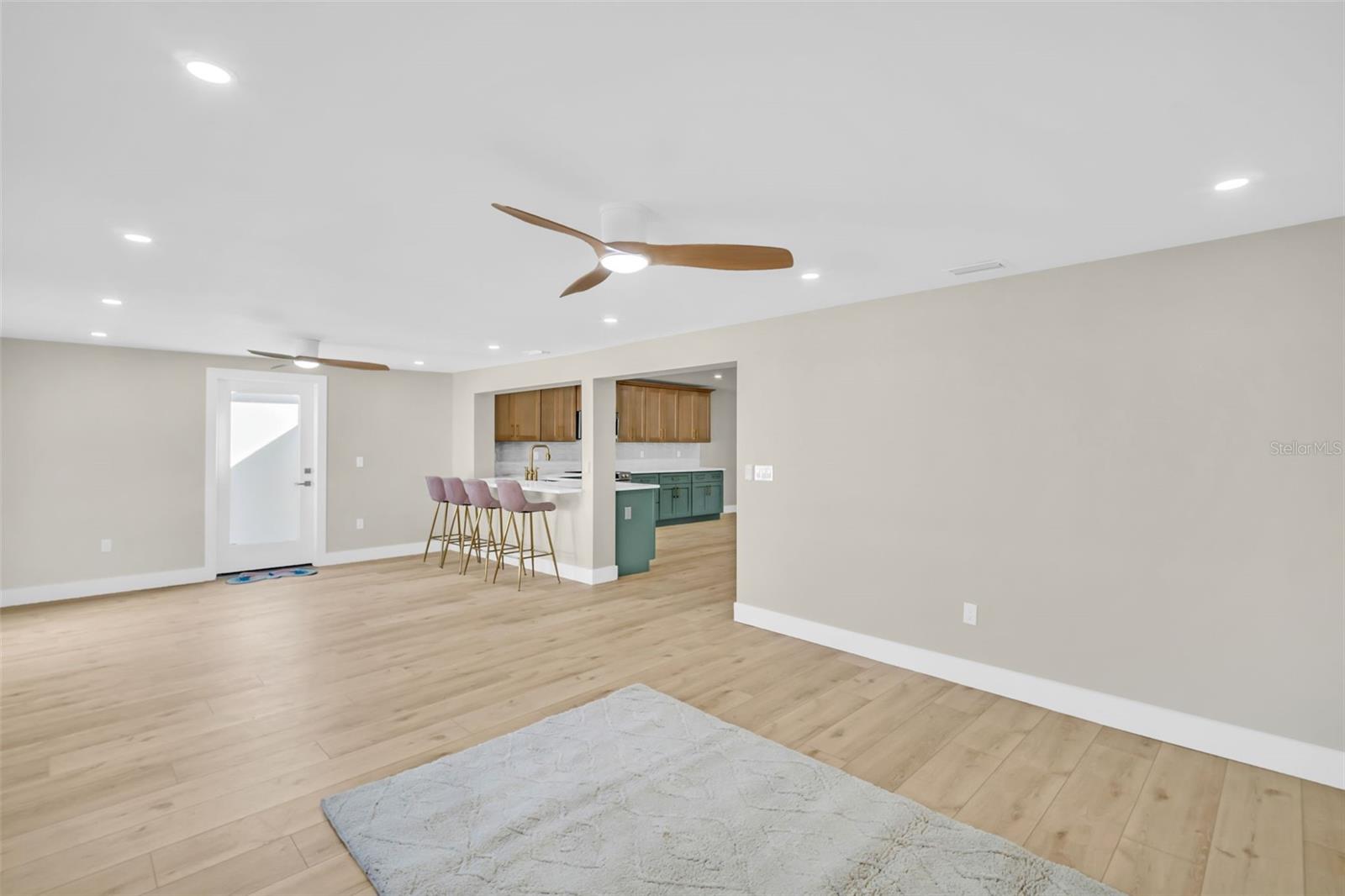 SPACIOUS LIVING ROOM