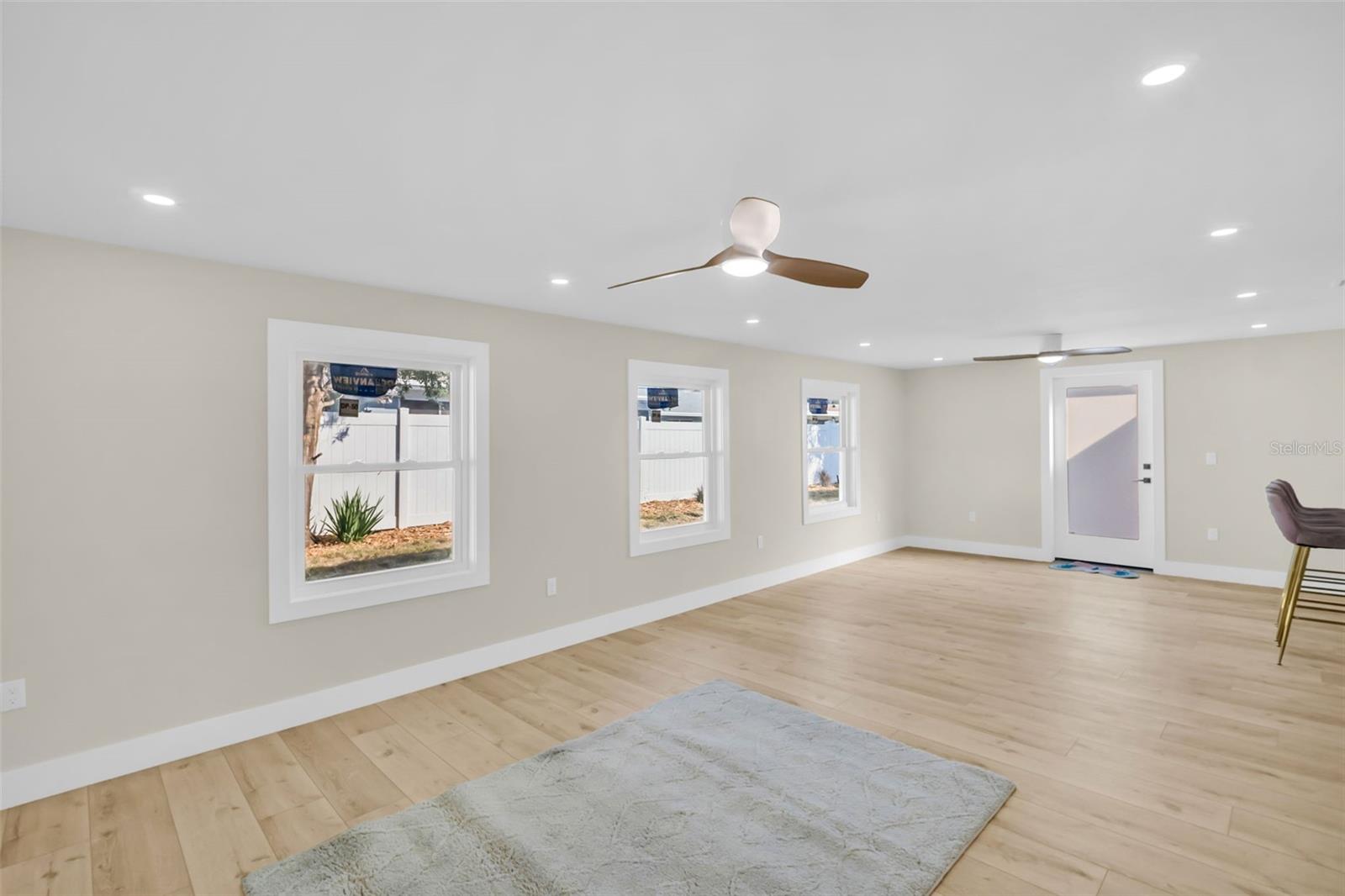 SPACIOUS LIVING ROOM