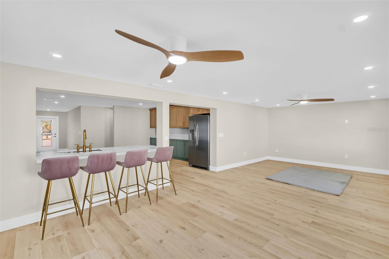 SPACIOUS LIVING ROOM