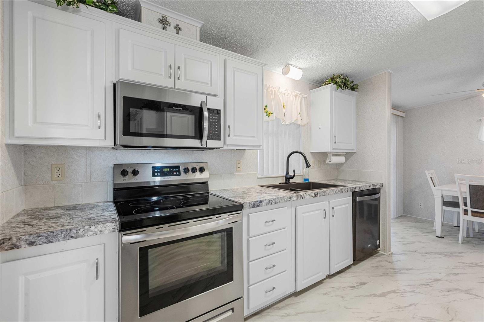 37510 NEW HORIZONS BLVD, ZEPHYRHILLS, FL, 33541